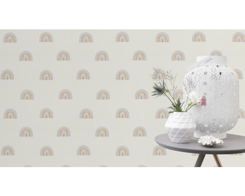 Wand mit Regenbogenmuster neben einem Tisch mit Dekoration