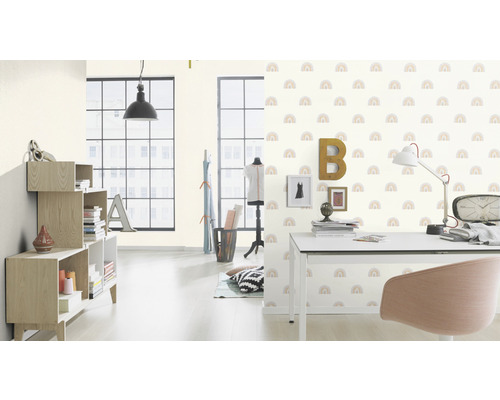 Heller Raum mit Schreibtisch, Bücherregal und Tapete mit Regenbogenmuster.