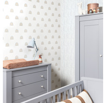 Kinderzimmer mit Wickelkommode, Kleiderschrank, Kinderbett und Tapete mit Regenbogenmuster