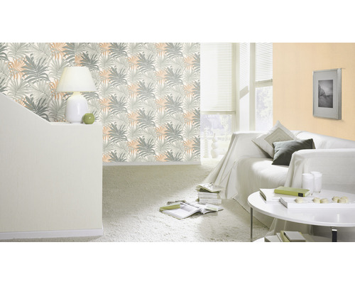 Wohnzimmer mit Palmenblatt-Tapete, Sofa, Tisch und Lampe