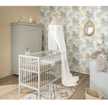 Kinderzimmer mit Gitterbett, Wickelkommode und Schrank