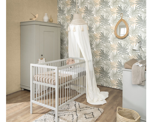 Kinderzimmer mit Gitterbett, Wickelkommode und Schrank