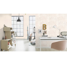 Heller Wohnraum mit Holzregal, Schreibtisch und floral gemusterter Tapete