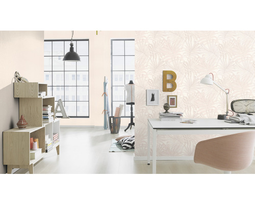 Heller Wohnraum mit Holzregal, Schreibtisch und floral gemusterter Tapete