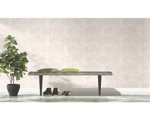 Dekorative Wand mit floraler Tapete, Bank, Zimmerpflanze und Schuhen