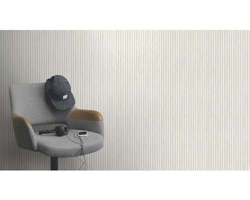 Stuhl mit Accessoires vor gestreifter Tapete