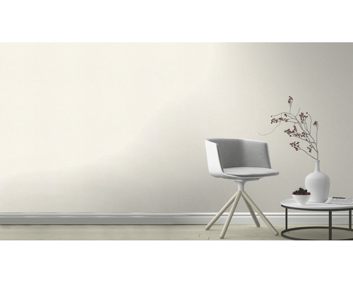 Heller Raum mit Stuhl und Tisch