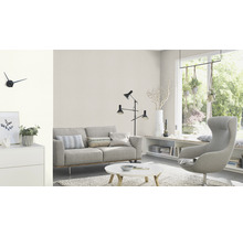 Wohnzimmer mit Sofa, Sessel, Stehlampe, Couchtisch und dekorativen Elementen für eine gemütliche Atmosphäre.
