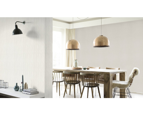Helles Esszimmer mit Holztisch, Stühlen und Pendelleuchten