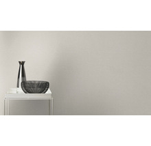 Dekorative Vase und Schale auf einem Tisch