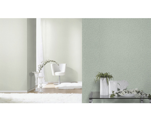 Raumansicht mit Vliestapete, Stuhl und Dekoration für ein helles Wohnambiente