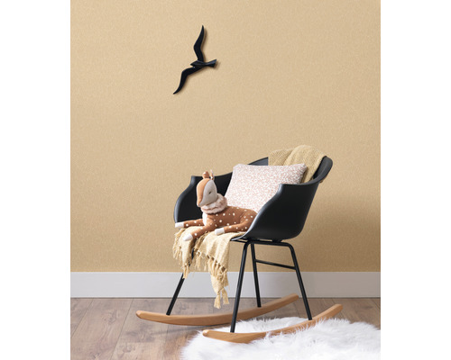 Szene mit Schaukelstuhl, Kissen, Stofftier und Vogel Wanddeko