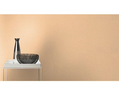 Dekoratives Stillleben mit Vase und Schale auf einem Beistelltisch vor einer Wand