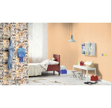 Kinderzimmer mit Tiermuster-Tapete, Bett und Schreibtisch