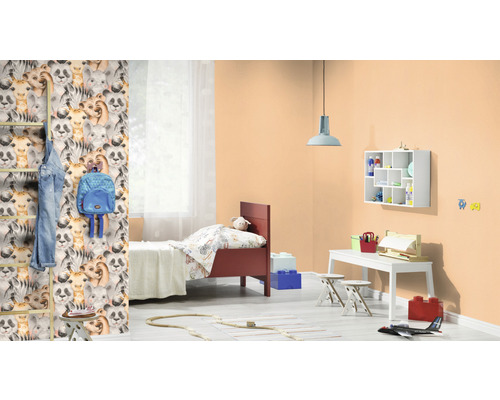 Kinderzimmer mit Tiermuster-Tapete, Bett und Schreibtisch