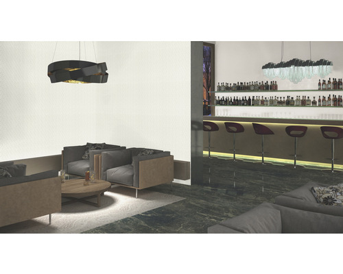 Innenraum mit Sitzbereich und Bar mit Beleuchtung