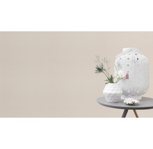 Dekorative Szene mit Laterne, Vase und Blumen auf einem Tisch