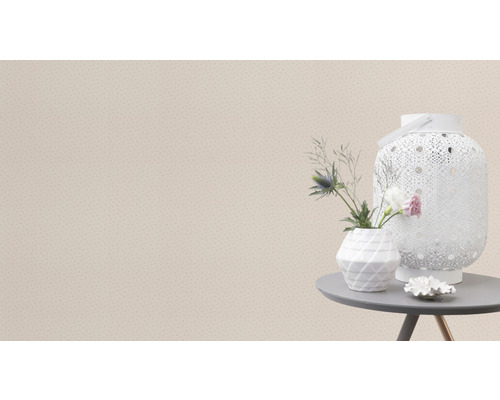 Dekorative Szene mit Laterne, Vase und Blumen auf einem Tisch