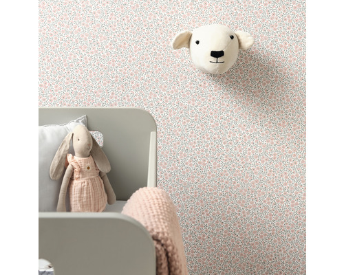 Kinderzimmer mit Blumentapete, Spielzeug und Wanddekoration