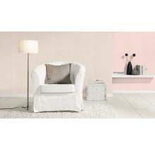 Wohnzimmer mit Sessel, Stehlampe und gemusterter Tapete