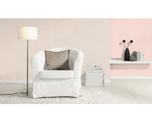 Wohnzimmer mit Sessel, Stehlampe und gemusterter Tapete