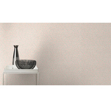 Zimmer mit gemusterter Tapete, Vase und Dekoschale