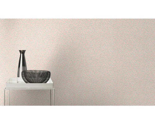 Zimmer mit gemusterter Tapete, Vase und Dekoschale