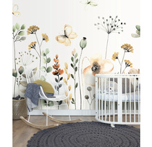 Dekoriertes Kinderzimmer mit Blumentapete, Schaukelstuhl und Kinderbett