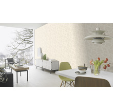 Modernes Wohnzimmer mit floral gemusterter Tapete