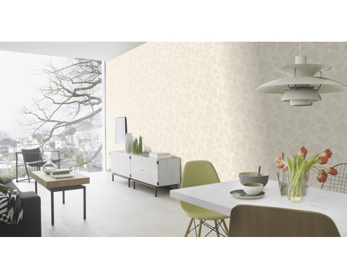 Modernes Wohnzimmer mit floral gemusterter Tapete