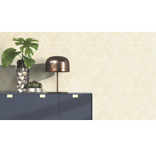 Dekorative Tapete mit floralem Muster im Wohnraum.