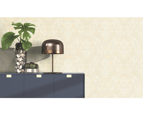 Dekorative Tapete mit floralem Muster im Wohnraum.