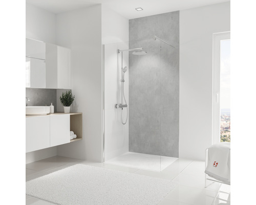 Helles Badezimmer mit Dusche, Waschtisch und weißem Teppich