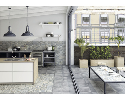 Moderne Küche mit Kücheninsel, Regalen und Fliesen