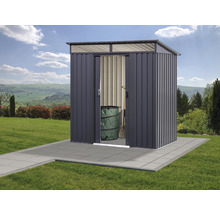 Gartenschrank aus Metall mit geöffneter Tür und Gartenwerkzeug