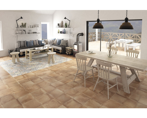 Wohnzimmer mit Holzboden, Sofa und Esstisch