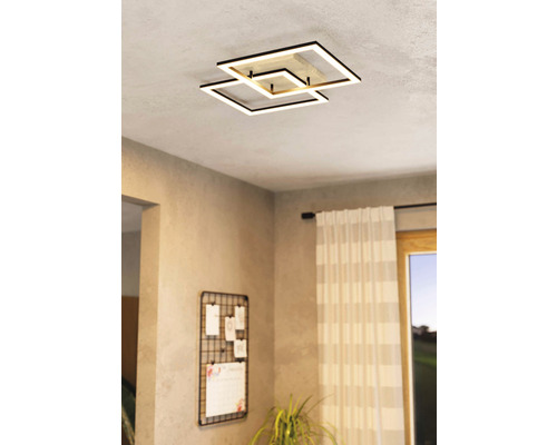 Quadratische Deckenleuchte mit LED-Beleuchtung im modernen Wohnzimmer