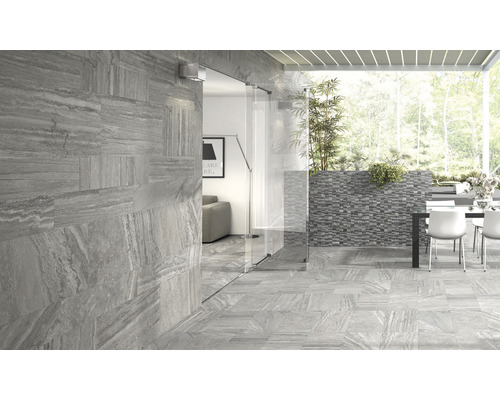 Heller, freundlicher Raum mit Wand- und Bodenfliesen in Holzoptik, ergänzt durch Terrassenmöbel