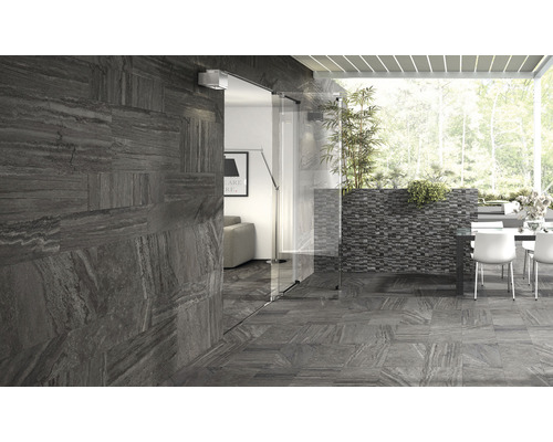 Außenbereich mit Wand- und Bodenfliesen in Holzoptik sowie Terrassenmöbeln.