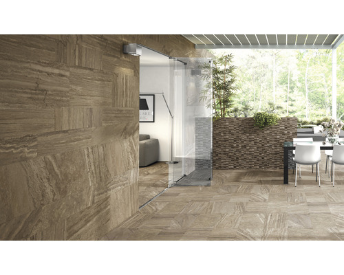 Terrasse und Innenraum mit Bodenfliesen in Holzoptik