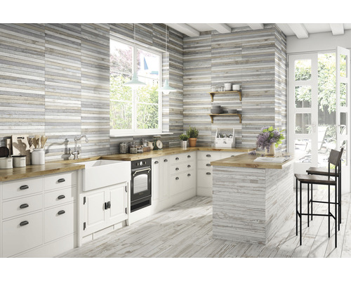 Helle Küche mit Holzboden und Wandfliesen in Holzoptik, Arbeitsplatte aus Holz, Kücheninsel und Barhockern.