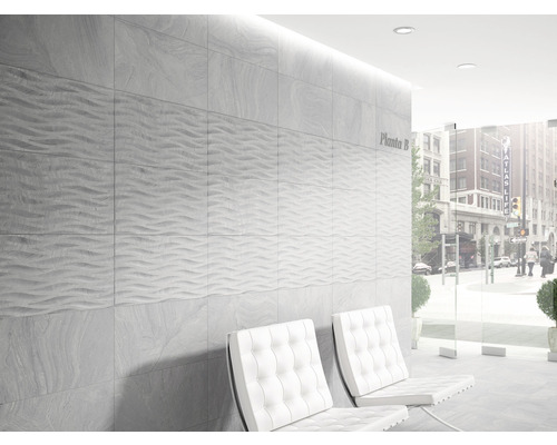 Wandgestaltung mit grauen Fliesen und zwei weißen Stühlen