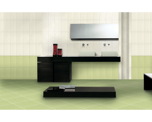 Badezimmer mit Waschbecken, Spiegel, Unterschrank und Fliesen