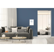 Wohnzimmer mit Sofa, Couchtisch, Dekoration und Schiebetür zum Schlafzimmer