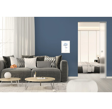 Wohnzimmer mit Sofa, Couchtisch, Teppich und Schiebetür zum Schlafzimmer