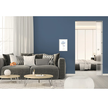 Wohnzimmer mit Sofa, Couchtisch, Dekorationsartikeln und Schiebetür