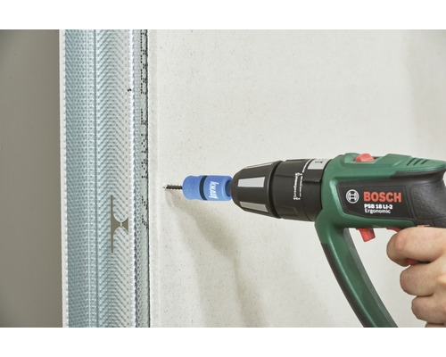 Anbringen einer Gipskartonschraube mit einem Akku-Bohrschrauber an einer Trockenbauwand