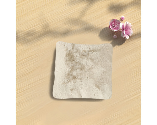 Quadratisches Fellkissen auf hellem Untergrund