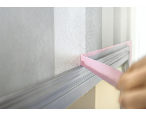 Abgeklebte Wand mit Zierleiste für Malerarbeiten
