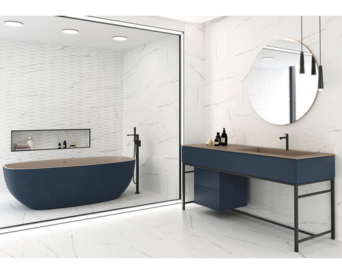 Helles Badezimmer mit freistehender Badewanne, Waschtisch und großformatigen Fliesen in Marmoroptik